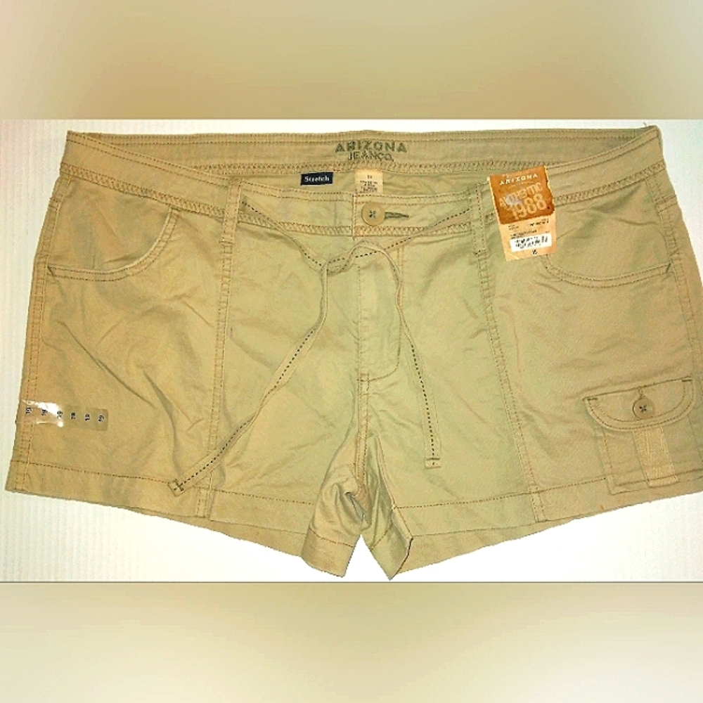 ☆NWT☆ARIZONA JEAN COMPANY☆Juniors Plus Size Khaki Short Shorts☆Size 19☆